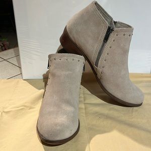 Minnetonka booties suede light kaki size 10
